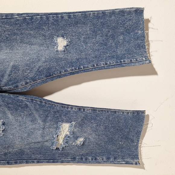 Rue21 Premium Relaxed Crop Distressed Raw Hem 32X26 NWT - Picture 3 of 16